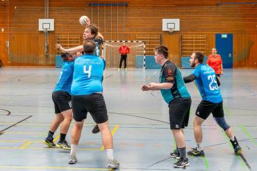 Peter Gassenmayer (beim Wurf) und Kreisläufer Max Hessel (2. v.r.) hoffen im Spiel gegen die SG 1871 Augsburg/Gersthofen II auf Punkte für die zweite Mannschaft der HSG Nordschwaben