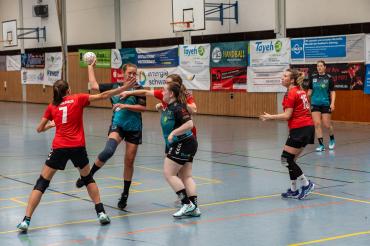 Krisztina Engi (am Ball) konnte beim Last-Minute-Sieg gegen die HSG Lauingen-Wittislingen II insgesamt elf der 18 Treffer erzielen