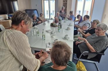 Die Besucherinnen des Vortrages „Aromapflege“ hatten die Möglichkeit Produkte auszuprobieren und mit allen Sinnen zu genießen.