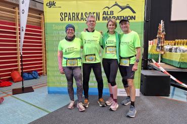 kurz vor dem Start des 10 Km-Laufes von links Simone Breuer, Bernhard Satzenhofer, Sarah Langer und Hans Niederhuber