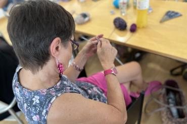 Kreativ beim Sticken in der Stadtbibliothek 