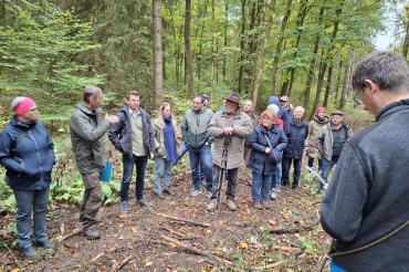 Beim Waldbegang des Nördlinger Stiftungswaldes erhielten die Teilnehmenden an verschiedenen Stationen Einblicke in die aktuelle Forstarbeit, die Aufforstung mit klimaangepassten Baumarten und die nachhaltige Bewirtschaftung des Waldes.