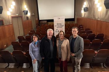 v.l.: Kristina Kolb-Djoka (Beauftragte für Bildung, Demokratie und Erinnerungsarbeit im Präsidium der AWO Schwaben), Josef Pröll (Filmemacher und Regisseur), Gabriele Fograscher (Vorsitzende des AWO Ortsvereins Nördlingen) und Frederik Hintermayr (stellvertretender Vorsitzender des Präsidiums der AWO Schwaben)