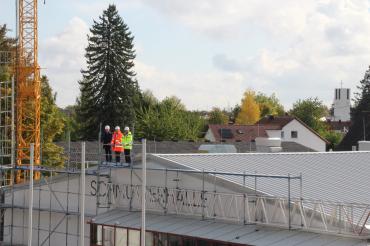 Die Gemeinde Asbach-Bäumenheim und das Architekturbüro Wilhelm blicken nach knapp dreimonatiger Bauzeit auf das erfolgreich sanierte Dach der Schmutterhalle. (v.l.n.r.: Architekt Rainer Wilhelm, Bürgermeister Florian Mittler, Bauamtsmitarbeiter Cristian Chet)