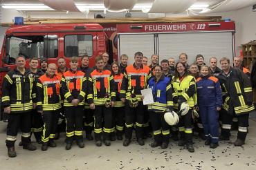 Jessica Graf (blaue Weste); Lena Schneider (gelbe Weste)