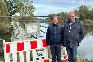 MdL Wolfgang Fackler (links) mit Marxheims Bürgermeister Alois Schieg vor der Brücke