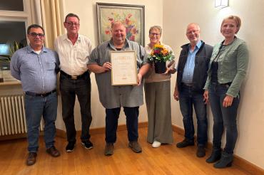 Eine besondere Ehrung bei der Innungsversammlung der Metallinnung Nordschwaben: Frank de Jong aus Rögling (3. von links) wurde mit dem Goldenen Meisterbrief der Handwerkskammer für Schwaben ausgezeichnet. Seine Ehefrau erhielt als Zeichen der Wertschätzung einen Blumenstrauß. Von links: Vorstandsmitglied Mario Litschko, Obermeister Johann Schneid, Frank de Jong, Frau de Jong, stellvertretender Obermeister Martin Peter und Vorstandsmitglied Daniela Neubauer-Kimmerle.