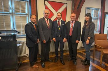 Bild von Fabian Schäff (Stadtrat und CSU-Fraktionsvorsitzender), Thomas Fink (ehemaliger Stadtrat), Thomas Heydecker (Bürgermeister), Rudolf Löhe (ehemaliger Stadtrat), Rebecca Heller (3. Bürgermeisterin) (v.l.)