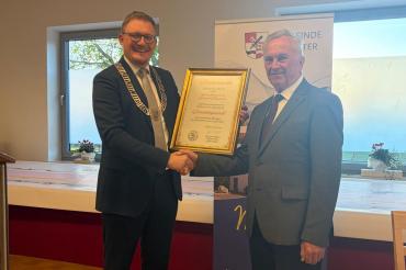Übergabe der Ehrenbürgerurkunde durch Bürgermeister Jürgen Raab an Altbürgermeister Gerhard Pfitzmaier.