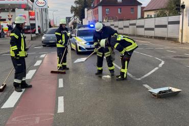 Die Feuerwehr reinigt die Unfallstelle im Donauwörther Stadtteil Berg.