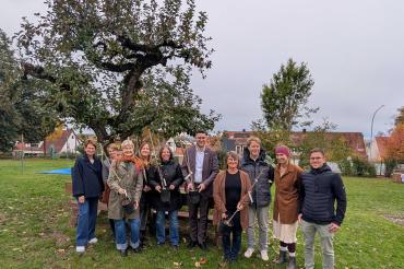 Auf dem Bild übergeben Landrat Michael Dinkelmeier und Petra Wagner, erste Vorsitzende des Kreisverbands Nördlingen, die letzten Bäume in Wemding. Diese gehen an das Kinderherz, vertreten durch Frau Thum-Ziegler sowie an die SVE, vertreten durch Frau Bobinger. 