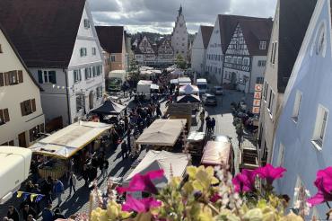 Reges Treiben beim traditionellen Schärtlesmarkt Monheim