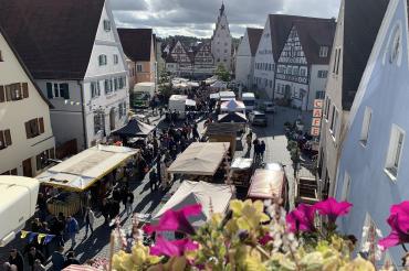 Reges Treiben beim traditionellen Schärtlesmarkt Monheim