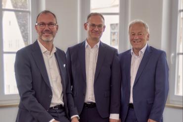 Der Vorstand der Sparkasse Nordschwaben (v.l.n.r): Michael Scholz, Martin Jenewein und Wolfgang Winter, Vorstandsmitglied der Sparkasse Nordschwaben, der zum 1. November 2026 in den Ruhestand tritt.