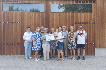 Die Vorstandsfrauen vom Verein Projekt Frauenhaus - Hilfe bei Gewalt an Frauen und Kindern e. V.  Traudi Kappeler 2. von links und Ursula Kneißl-Eder, 3. von links inmitten der Dorfgemeinschaft Nittingen