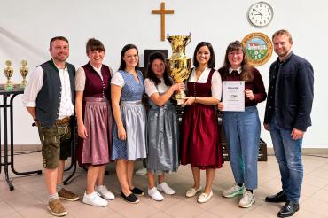 Die Siegerehrung mit der Übergabe des Wanderpokals. (v.l.n.r.: Mathias Uhl, Antonia Stempfle, Susan Moll, Charlotte Funk, Yvonne Moll, Marieanne Uhl, Bürgermeister Florian Mittler. 