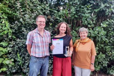 Die Schulleiterin Dr. Renate Rachidi (rechts im Bild) freute sich zusammen mit Jochen Seefried, dem betreuenden Lehrer der Arbeit, (links) und Sarah Nebrich (Bildmitte) über den Gewinn des Fachpreises.