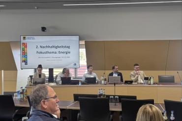Die Teilnehmenden folgen aufmerksam den Vorträgen beim 2.  Nachhaltigkeitstag des Landkreises Donau-Ries. 