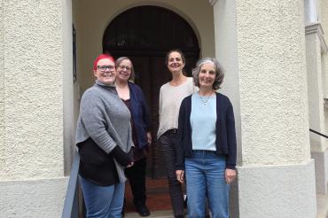 Kürzlich fand in der Liselotte-Nold-Schule in Nördlingen eine Lehrerfortbildung des Bündnisses gegen Cybermobbing e.V. statt: (von links) Schulleiterin Stephanie Lange, Präventionsbeauftragte Brigitte Auer, Referentin Maya Heinrichmeier und Cornelia Zink (AOK Donau-Ries).
