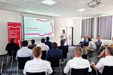 Mehrmals im Jahr treffen sich die Forschenden am TTZ Donauwörth der Technischen Hochschule Augsburg mit regionalen Unternehmen, um über aktuelle Themen zu sprechen – diesmal zum Thema Digitale Souveränität. 