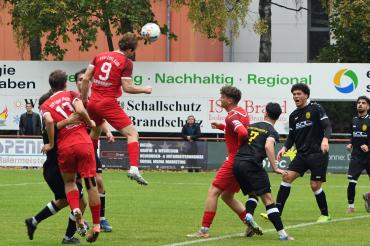 Dennis Lechner probiert es per Kopf. 