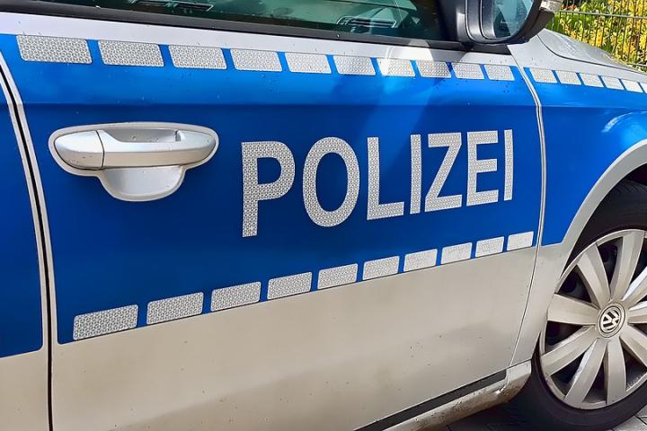 Das Bild zeigt einen Polizeiwagen.