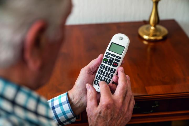 Senior am Telefon