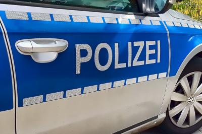 Das Bild zeigt einen Polizeiwagen. 
