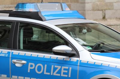 Das Bild zeigt ein Polizeiauto. 