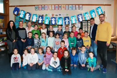 Das Bild zeigt Schüler der Max-Dünßer-Grundschule Wallerstein.