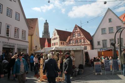 Buntes Markttreiben in der Nördlinger Innenstadt