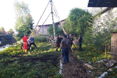 Bei den Maibaumfreunden Gipfelstürmern Mönchsdeggingen wird der Baum noch mit Manneskraft aufgestellt.