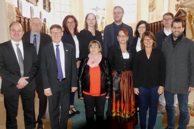 (v.l.n.r.) Dekan Armin Diener, stellv. Landrat Reinhold Bittner, Landrat Stefan Rößle, Angelika Kohnle, Birgit Sitta, Erika Buckel, Stefan Sitta, Sieglinde Schmutterer, Tanja Lettenmeier, Bgm. Petra Wagner, Prokurist Dr. Hubert Dumberger, Geschäftsführer Johannes Beck