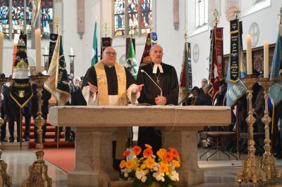 Das Bild zeigt Dekan Robert Neuner (rechts) und Dekan Johannes Heidecker. 