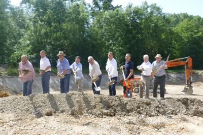 Am Mittwochvormittag fand der Spatenstich für die neue Kläranlage in Oberndorf statt. Auf dem Bild zu sehen: 3. Bürgermeister Alois Kühling, 2. Bürgermeister Alexander Klein, Arturo Perrez, örtlicher Bauleiter, Bürgermeister Hubert Eberle, Projektleiter Mario Bitsch, Klärwärter Stefan Rieger, Dr. Neithard Müller und der stellvertretende Landrat Reinhold Bittner. 