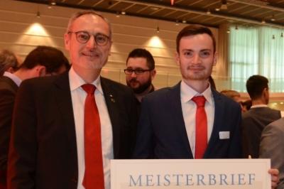 Thomas  Strobl übergibt seinem Sohn Anselm den Meisterbrief.