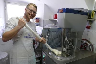 Das Bild zeigt Matthias bei der Herstellung des Stracciatella-Eises im Eiscafé Venezia in Donauwörth.