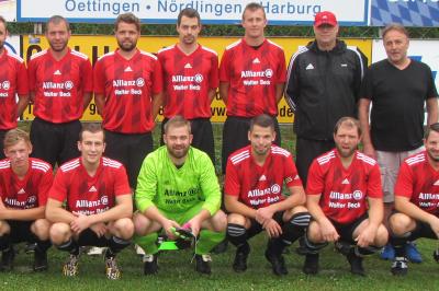 Abgebildet ist die erste Fußballmannschaft der SG Großsorheim/Hoppingen mit Sponsor Walter Beck (stehend, 1. von rechts)