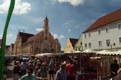 Auf dem Bild zu sehen ist der Herbstmarkt in Rain am Lech