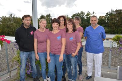 Ein Teil des Organisationsteams übergab die Spende an die Palliativstation. Entgegengenommen wurde die Spende von Chefarzt Dr. Thomas Handschuh.