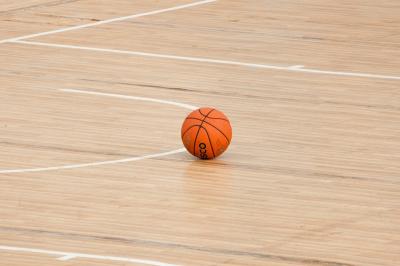 Auf diesem Bild ist ein Basketball zu sehen.