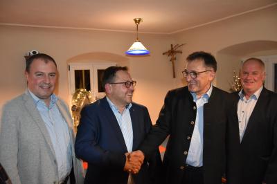 Das Bild zeigt Joseph Mayer bei der Nominierungsversammlung der Wallersteiner PWG.