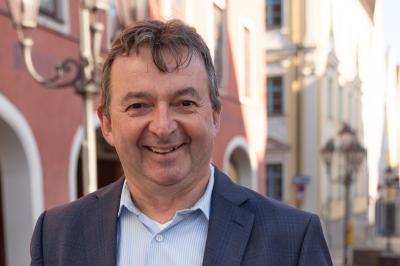 Das Bild zeigt Albert Riedelsheimer vor dem Tanzhaus in Donauwörth. 