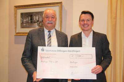 Das Bild zeigt von links: Oberbürgermeister Hermann Faul und Stefan Kirchner