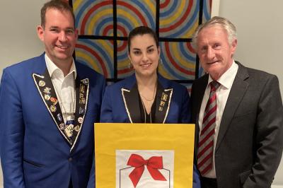 Das Bild zeigt die Spendenübergabe von Helmut Unger für die IFD.