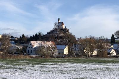Das Bild zeigt die Kalvarienbergkapelle in Wörnitzstein.