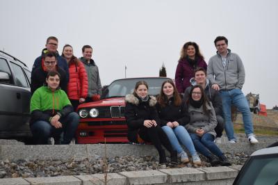 Das Bild zeigt die Theatergruppe der KLJB Schäfstall zur Aufführung "Auto gut - alles gut"