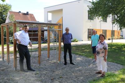 Das Bild zeigt (von links) Paul W. Ritter (Vorsitzender des Stiftungsbeirat Margarete-Jaumann-Stiftung), Christian Zuber (1. Vorsitzender des Fördervereins Katholisches Kinderheim Oettingen) und German Fall (2. Vorsitzender) und Mina Götz (stellvertretende Vorsitzende Stiftungsbeirat Margarete-Jaumann-Stiftung) am Klettergerüst vor dem neuen Anbau des Oettinger Kinderheims. 