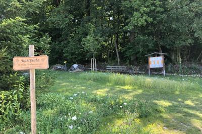 Rastplatz für Fernwanderer am Lommersheimer Weg