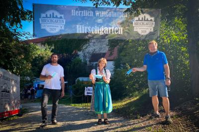 Auf dem Bild zu sehen von links nach rechts: Christoph Groß (Betreiber Hirschgarten), Waltraud Englisch (Deutscher Kinderschutzbund Donau-Ries und Ulrich Wenger (Betreiber Hirschgarten). 